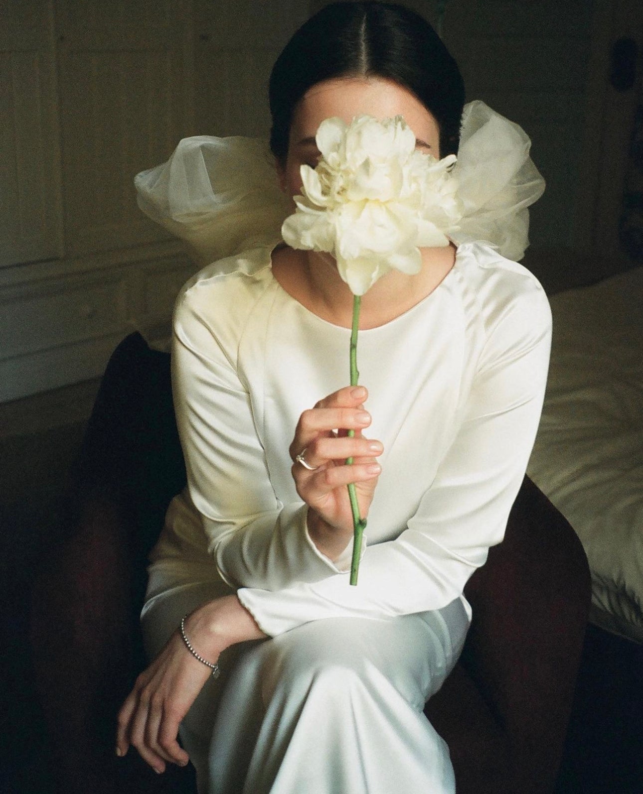 Bride in minimalist white wedding dress with organza collar — Lutien Bridal