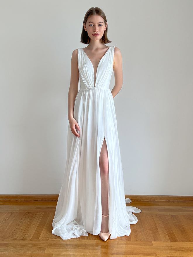 Robe de mariée en mousseline avec jupe fendue