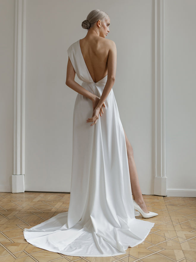 Backless_wedding_dress_long_train