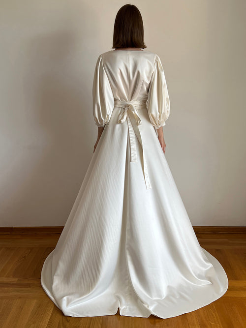 Closed_back_wedding_dress_0