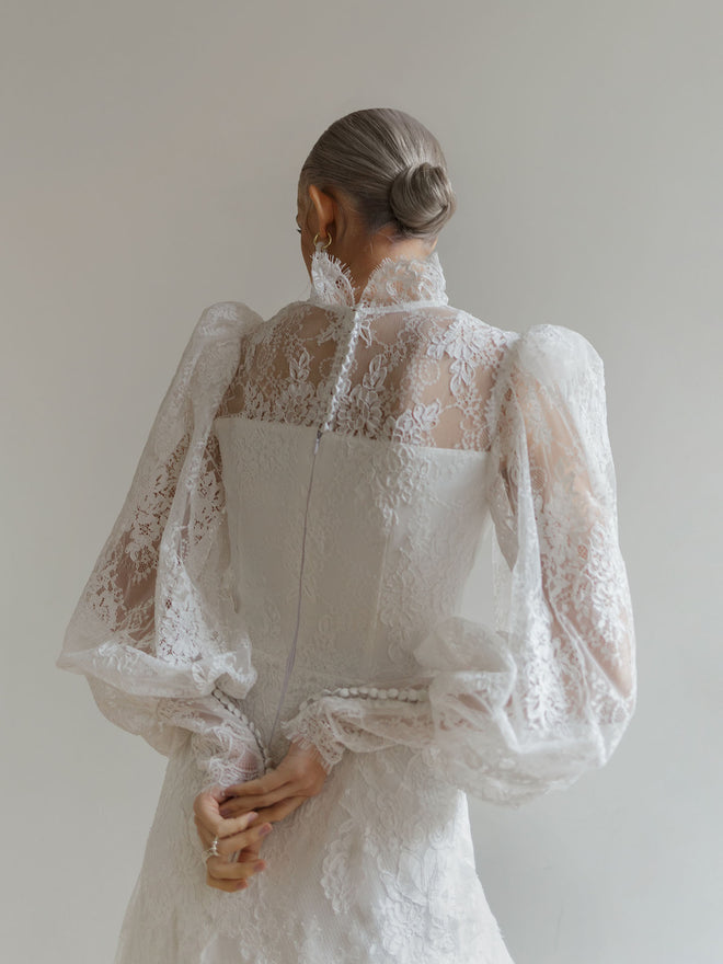 Lace_buttoned_back_wedding_gown