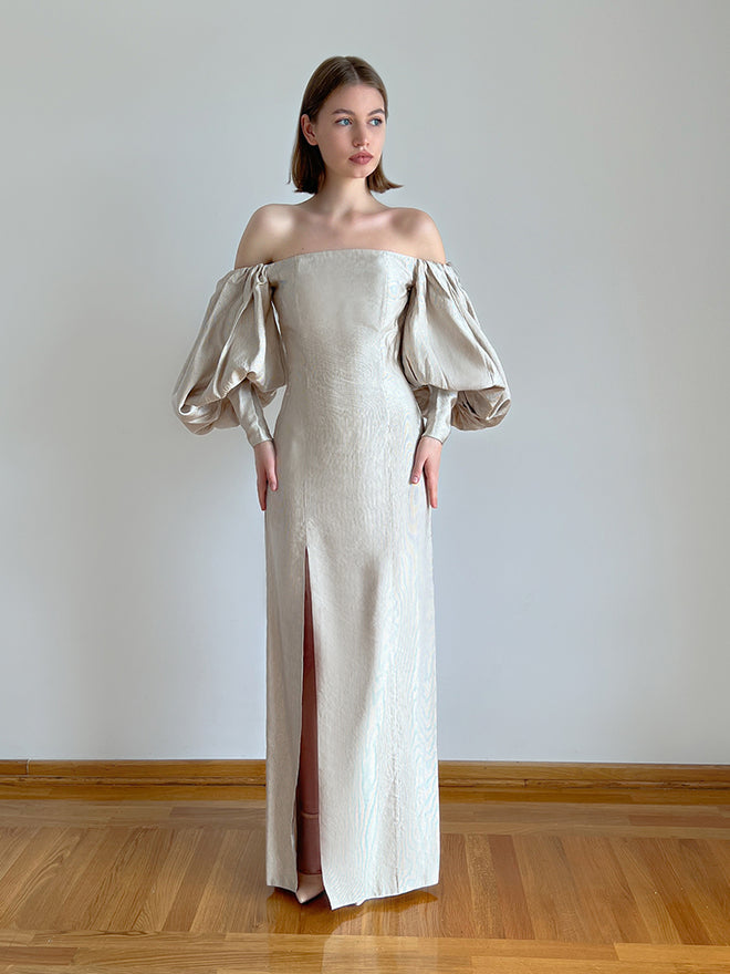 Robe de mariée à manches bouffantes avec longue traîne