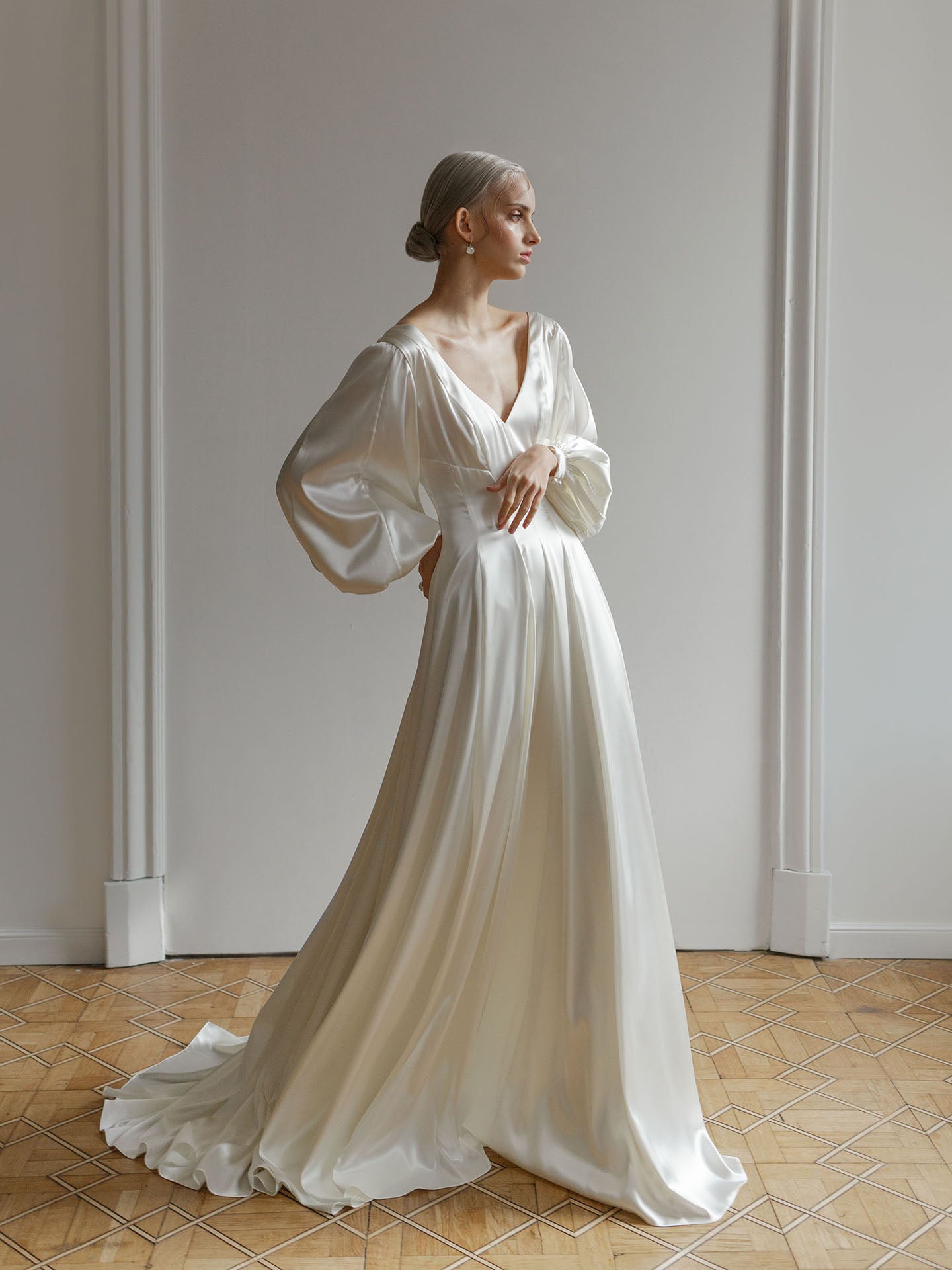V_neckline_wedding_dress_aline_skirt_4