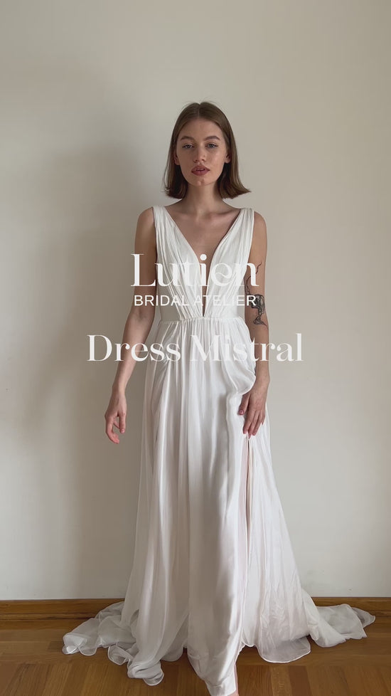 Robe de mariée en mousseline avec jupe fendue